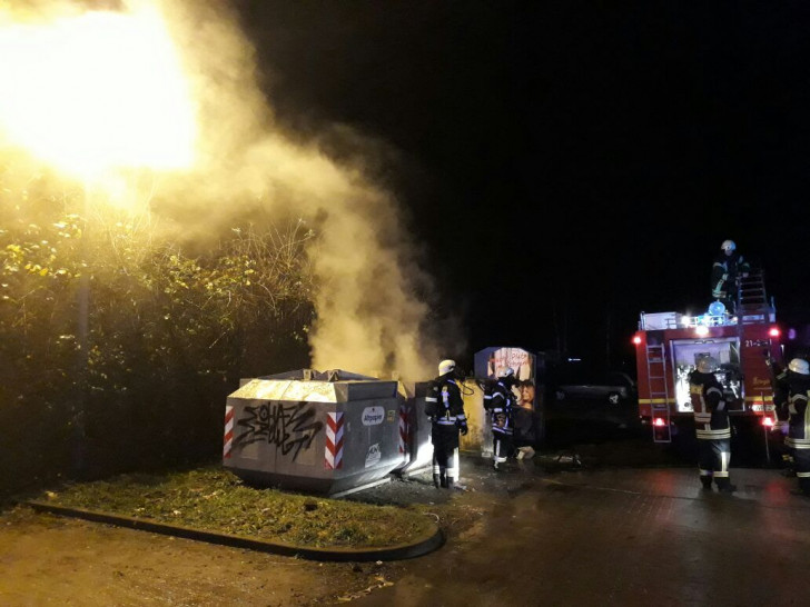 In der Nacht zu Freitag brannte wieder ein Altpapiercontainer. Fotos. Feuerwehr Wolfenbüttel