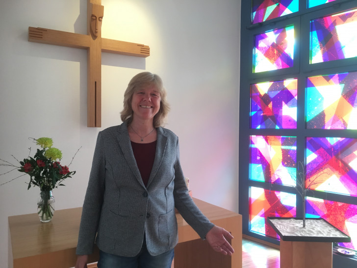 Die Klinikseelsorgerin, Christiane Picht-Büscher in der Klinikkapelle. Diese feiert dieses Jahr ihr 20-jähriges bestehen. Foto: Asklepios