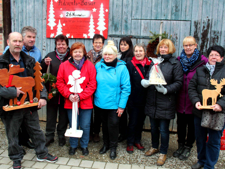 In der Scheune von Helga Dietrich (Mitte) fand der zehnte vorweihnachtliche Basar statt. Foto: Bernd-Uwe Meyer
