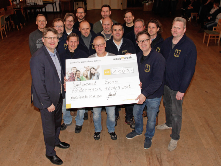 Die „Jungen Väter“ aus Nordsteimke übergaben beim gestrigen Stammtisch einen Spendenscheck in Höhe von 1.000 Euro an den Förderverein ready4work e.V. Foto: Wolfsburg AG