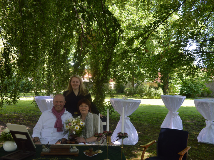 Standesbeamtin Alina Curland mit dem Brautpaar Wolfgang Mohr und Jessica Schwarz im „Grünen Trauzimmer“ des Sickter Standesamtes. Foto: Margit Richert