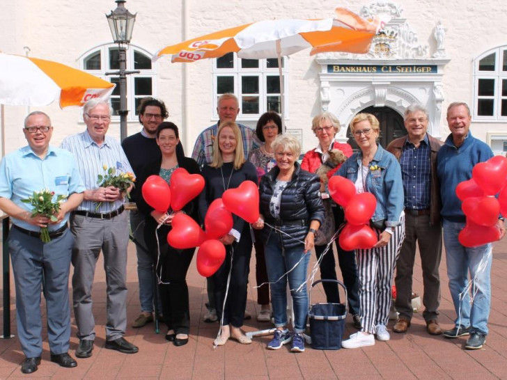 Die Frauen Union und die CDU überreichten zum Muttertag Rosen und rote Luftballons in der Fußgängerzone. Foto: CDU