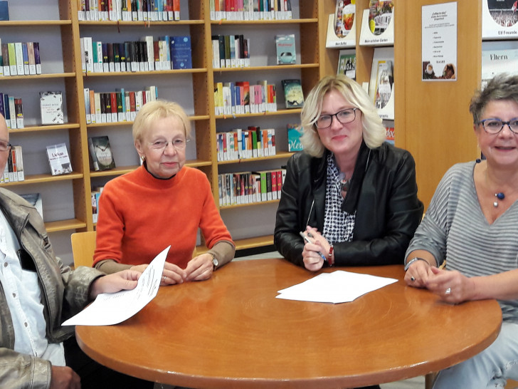Von links: Lothar Herms, Karin Verstegen, (beide Bibliotheksgesellschaft) Barbara Henning (Stadtbibliothek), Maria Gröschler (Bibliotheksgesellschaft) bei der Unterzeichnung der Vereinbarung. Foto: Stadt Salzgitter