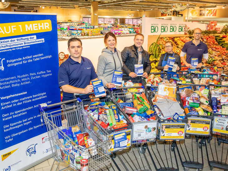 Glückliche Teilnehmer mit einem kleinen Teil der eingesammelten Spenden Auf dem Bild: Ibrahim Filiz, Viviane Schemat, Marco Weiße, Monica Thomas, Marcus Simon Foto: Philipp Ziebart
