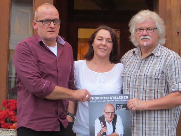 Satiriker Thorsten Stelzner, Fatima „Lilly“ Bajric vom Gasthaus „Zum Zoll“ und Organisator Manfred Kramer (von links) erwarten viele Gäste zur Benefizveranstaltung. Foto: Privat