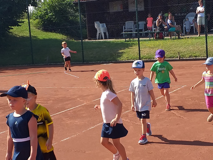 Am Samstag lernen die Kleinsten Tennis bei TC Dettum. Fotos: privat