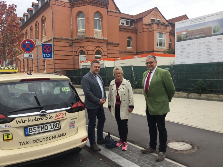 Vor dem neuen Taxistand am Marienstift.
Foto: SPD