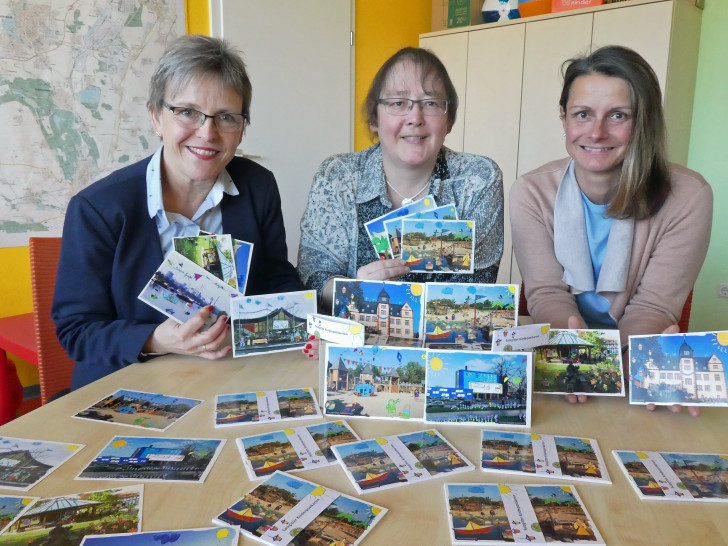 Freuen sich über die Postkarten und hoffen auf großes Interesse an den einzigartigen Grußkarten (von links): Sylvia Fiedler, die Kinder- und Familienbeauftragte der Stadt Salzgitter, Petra Stürmer von der Wohnbau und Nicole Lüdicke von der Tourismusförderung der WIS. Foto: Stadt Salzgitter