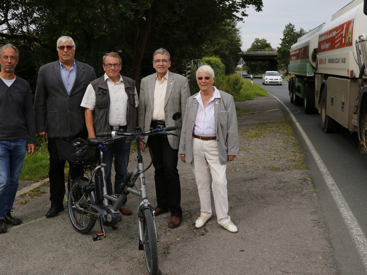 Detlef Justen, Rainer Porath, Axel Kohnert, Bürgermeister Thomas Pink und Hiltrud Bayer vor dem plötzlichen Ende des Radwegs. Foto: Raedlein
