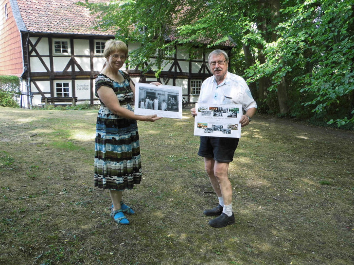 Dorothee Schacht und Hans-Gert Hotop stellten den neuen historischen Jahreskalender für 2019 des Heimathauses Alte Mühle vor. Foto: Förderkreis