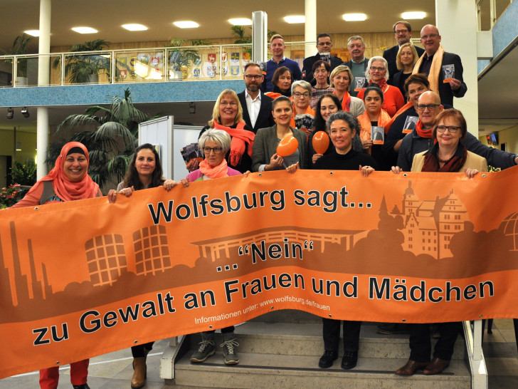 Das städtische Gleichstellungsreferat, der Arbeitskreis gegen Häusliche Gewalt e.V. und viele weitere prominente Unterstützer wollen gemeinsam ein Zeichen setzen gegen Gewalt an Mädchen und Frauen. Foto: Stadt Wolfsburg