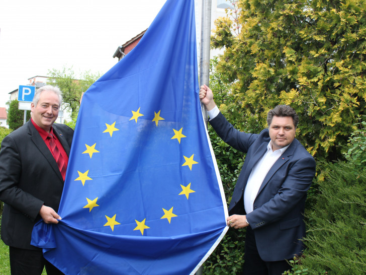 Hissen als Zeichen für Europa die Europaflagge: Der CDU-Vorsitzende im Kreisverband Frank Oesterhelweg und sein Stellvertreter Uwe Schäfer (v. li.). Foto: Christina Ecker