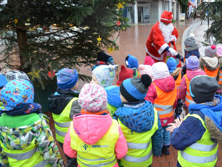Die Kinder waren überrascht, als der Nikolaus nach dem Schmücken zwischen den Bäumen hervorkam. Fotos: Werbegemeinschaft Salzgitter-Bad e.V.