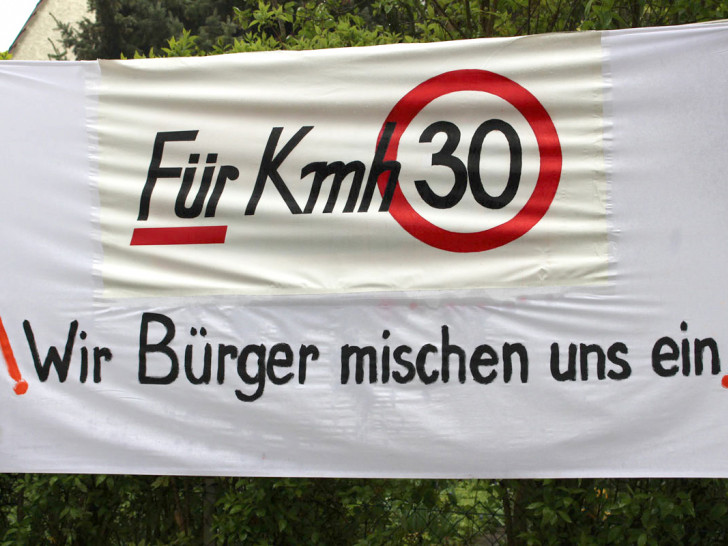 Die Bürger in Salder verleihen ihren Forderungen mit einer Plakataktion Nachdruck. Foto: Antonia Henker