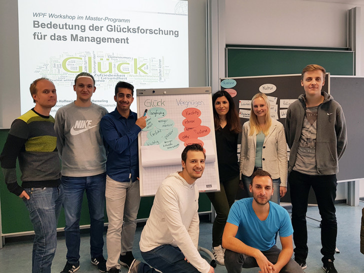 Ostfalia-Studierende bereiten im Seminar Glücksforschung die Podiumsdiskussion vor. Foto: Ostfalia
