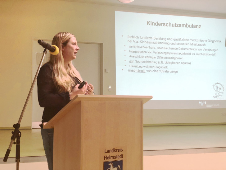 Frau Dr. med. Melanie Todt berichtet über Anzeichen sexueller Gewalt aus medizinischer Sicht. Foto: Landkreis Helmstedt
