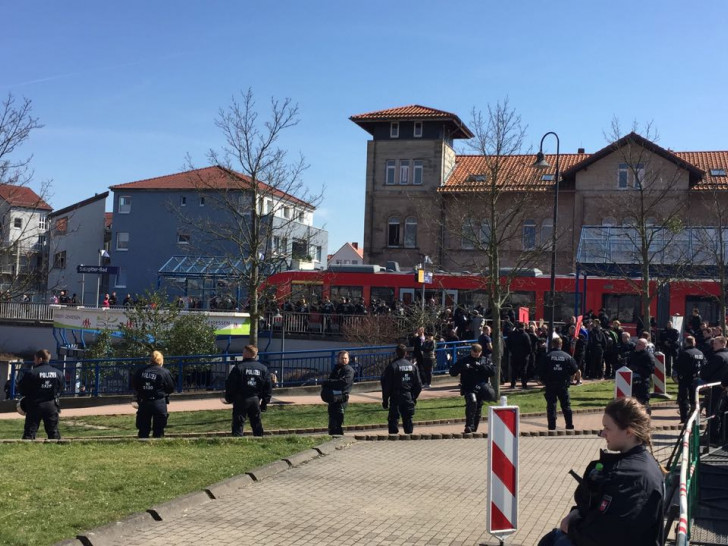 Die Polizei sichert den Bereich am Bahnhof in Salzgitter-Bad. Fotos/Videos: Sandra Zecchino