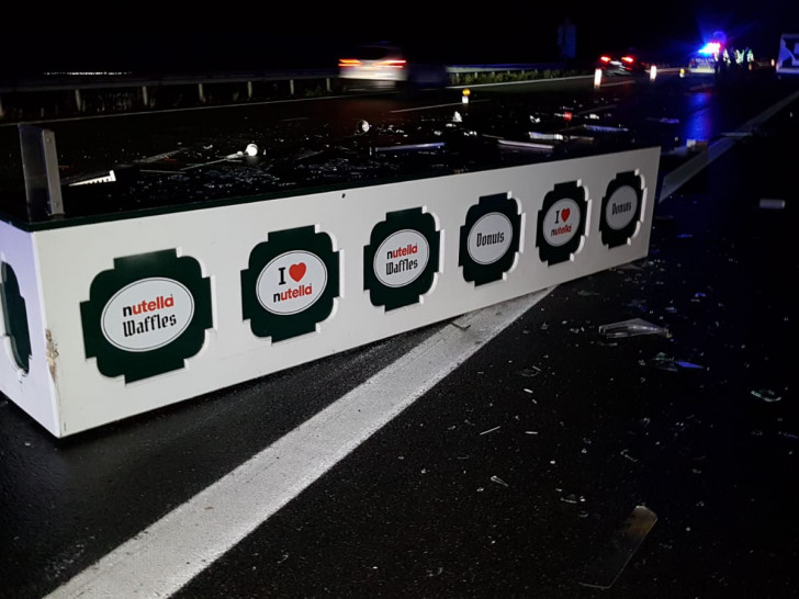 Ein LKW hatte am Abend seine Ladung - eine Weihnachtsmarktbude- auf der A2 verloren. Fotos: aktuell24 (kr)