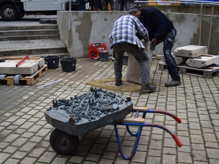 Das Bronzemodell der Stadt muss noch etwas warten. Zuerst müssen die Sandsteinsockel aufgestellt werde. Fotos: Stadt Goslar