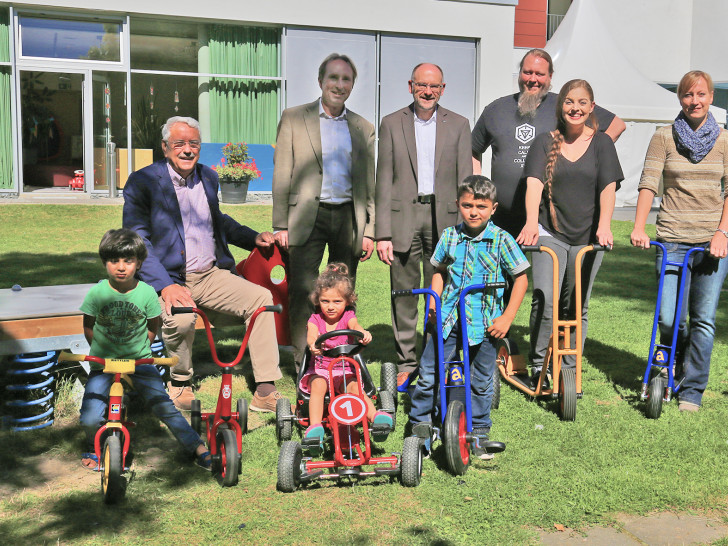 Dr. Alfred Henning (Sekretär Lions Club Wolfenbüttel), Martin Geißler (Activity-Beauftragter Lions Club Wolfenbüttel), Dirk Janßen (Präsident Hilfswerk Lion Club Wolfenbüttel), Matthias Bosse (Leiter Familienunterkunft Jugendgästehaus), Sarah Eser und Stabsstellenleiterin für Flüchtlingsangelegenheiten der Stadt Wolfenbüttel, Rabea Hohl. Foto: Stadt Wolfenbüttel