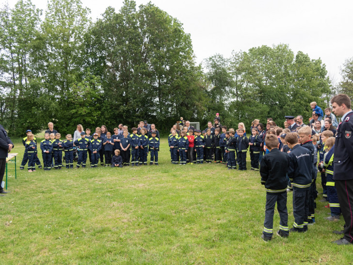 Andreas Brathering, Stadtkinderfeuerwehrwart überreicht mit seinen Kollegen das Leistungsabzeichen Brandfloh. Fotos: Tanja Bischoff
