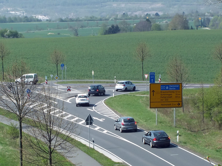 Am Unfallschwerpunkt wurde eine Sperrfläche markiert, die den Rechtsabbiegerverkehr beeinflusst. Foto: Kreisverkehrswacht Helmstedt