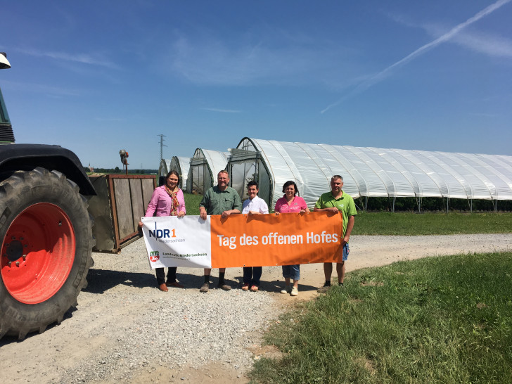 Silke Könnecker (Geschäftsführerin Landvolk Braunschweig), Henning und Petra Ehlers, Sabine und Maik Wiedemann. Foto: Landkreis Peine