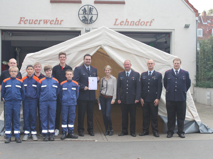 Übergabe des Merhzweckzelt an die Feuerwehr Lehndorf (Foto: Feuerwehr Braunschweig)
