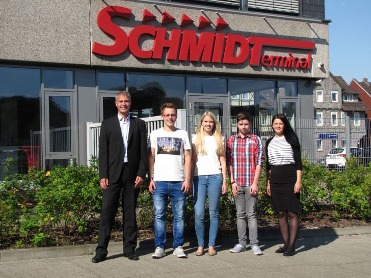 Philipp Cantauw, Prokurist, und Sharon Blanke, Sekretärin der Geschäftsleitung (rechts) konnten die drei neuen Schmidtarbeiter 
Simin Curland (2.v.l.), Kerstin Grimminger und Dominik Betker begrüßen.
Foto: Privat