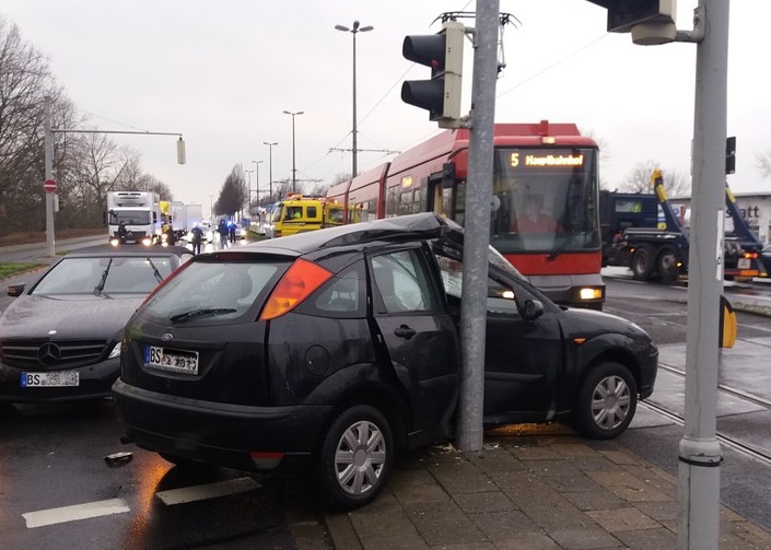 Der Unfallwagen ragte mit seiner Front in die Straßenbahnschienen, so dass bis zum Abtransport des Wagens keine Tram in Richtung Innenstadt fahren konnte. Foto: Polizei Braunschweig