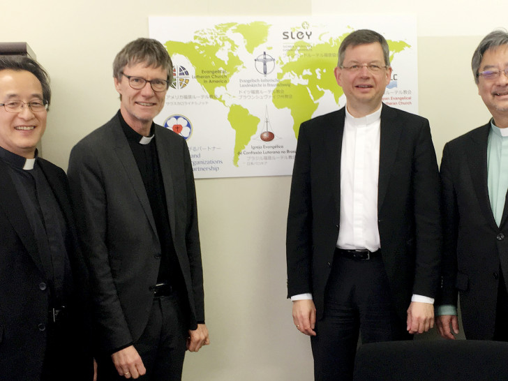 Landesbischof Dr. Christoph Meyns (Mitte rechts) und Oberlandeskirchenrat Thomas Hofer (Mitte links) mit Mitgliedern der Kirchenleitung der Evangelisch-Lutherischen Kirche in Japan (JELC) in Tokyo. Foto: LKBS
