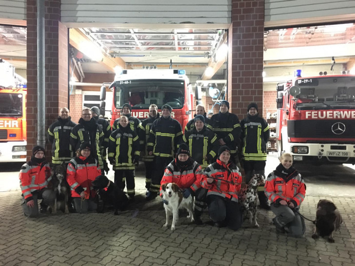 Trainieren für den Ernstfall: Die Rettungshundestaffel zeigte ihr Können. Foto: Feuerwehr Wolfenbüttel