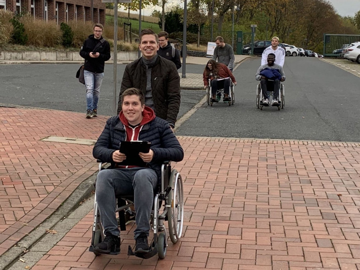 Was kann hier noch verbessert werden? In ihrem Selbsttest konnten sich die Studenten einen Eindruck über die Barrierefreiheit am Campus Salzgitter machen. Foto: CASA 92 Kommunikation/Ostfalia
