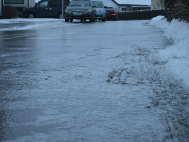 Einwohner der höher gelegenen Teile des Landkreises Goslar sollten ihr Auto aktuell lieber stehen lassen - auch wenn die Wetterwarnung nicht mehr gilt, sei die Glatteisgefahr noch nicht überstanden. Symbolfoto: Pixabay
