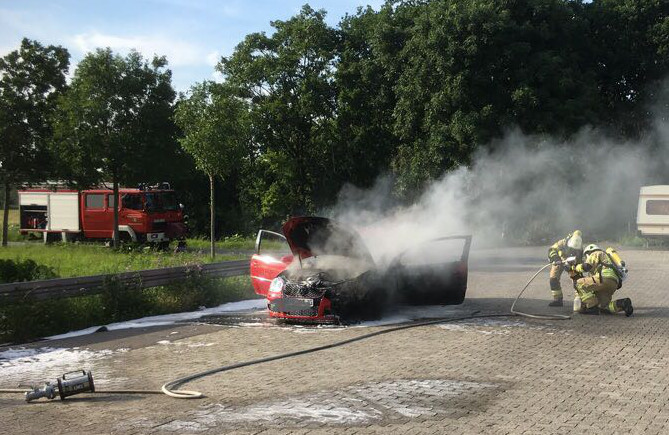 Flammen schlugen aus dem Motorraum des Fahrzeuges. Fotos: Feuerwehr Grasleben