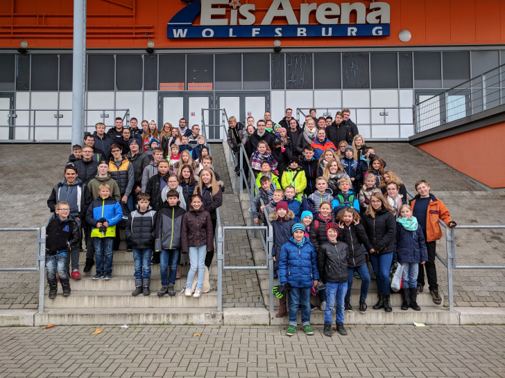 Die Ortsjugendfeuerwehren beim Jahresabschluss vor der "Eis Arena". Foto: Gemeinde Lehre