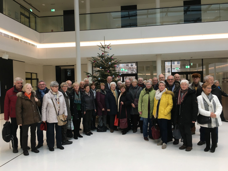 Die Wolfenbütteler CDU-Gruppe versammelt sich vor dem Weihnachtsbaum in der großen Portikushalle des Landtages, der von Bewohnern aus Neuerkerode aufgestellt und geschmückt wurde. Foto: privat