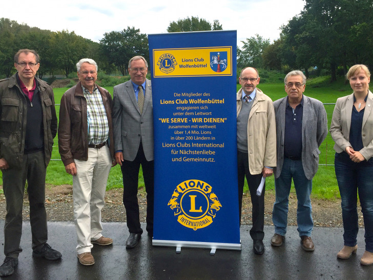Vor dem Gelände des geplanten Spielplatzes: von rechts nach links: Rabea Hohl (Büro des Bürgermeisters Stadt WF), Mustafa Eser (Integrationsmanagement Stadt WF), vom Lions Club Wolfenbüttel Dirk Janßen (Präsident Hilfswerk), Peter Priebe (Präsident), Alfred Henning (Sekretär), Johannes Maue (Activity-Beauftragter). Foto: Privat