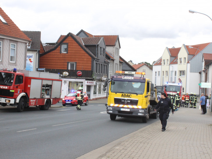 Auf der Dr.-Heinrich-Jasper-Straße kam es am Donnerstagmittag zu einem Unfall. Eine Frau musste aus dem Auto befreit werden. Foto: Anke Donner