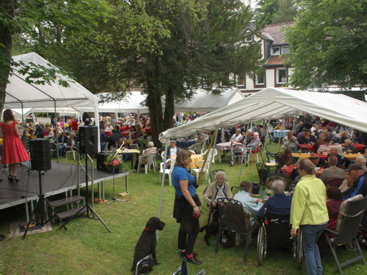 Bewohner, Angehörige und Besucher feierten ein harmonisches Sommerfest. Foto: Theresienhof