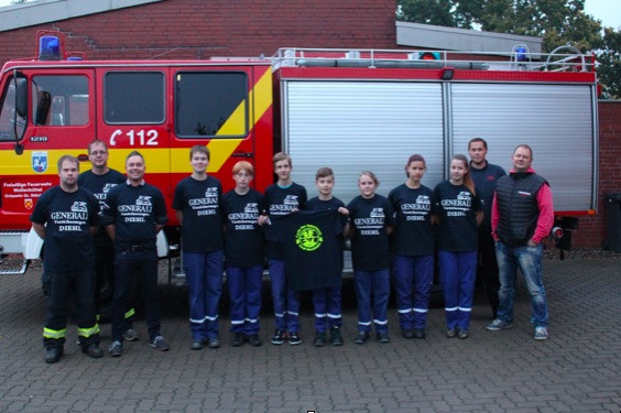 „Youth Fire Departmend Groß Stöckheim“ bedankt sich für die neuen T-Shirts. Foto: Privat