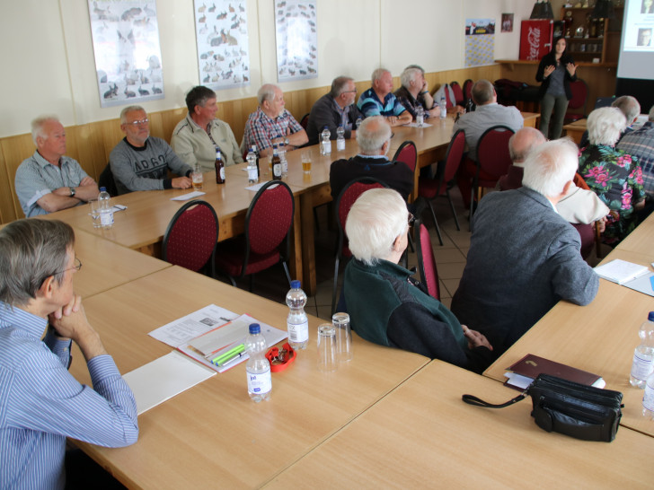  Im Bild, Marina Kyewski (stehend) informiert und Volker Naujok (links) leitet die Diskussion. Foto: Senioren- und Therapiezentrum Am Herrenhaus Sickte
