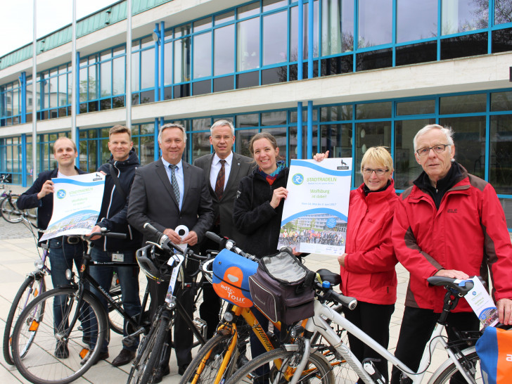 Miroslaw Walkowski (Radverkehrskoordinator der Stadt Wolfsburg), Steffen Knipping (Strategische Verkehrsplanung VW), Oliver Iversen (Straßenbau und Projektkoordination), Kai-Uwe Hirschheide (Stadtbaurat), Birgit Dybowski (Naturerkundungsstation Nest) sowie Ingrid und Holger Seiler (ADFC) stellten das diesjähriges Stadtradeln vor. Foto: Christoph Böttcher