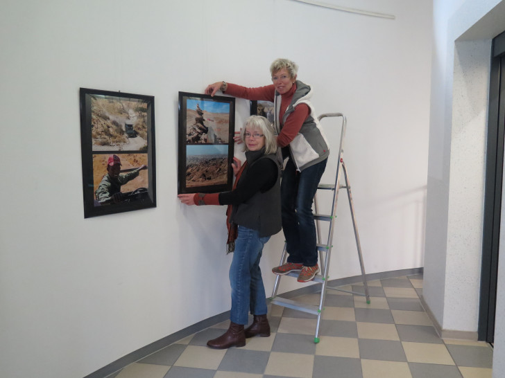 Uli Payne und Gila Schlee geben der Ausstellung den letzten Schliff. Foto: LK