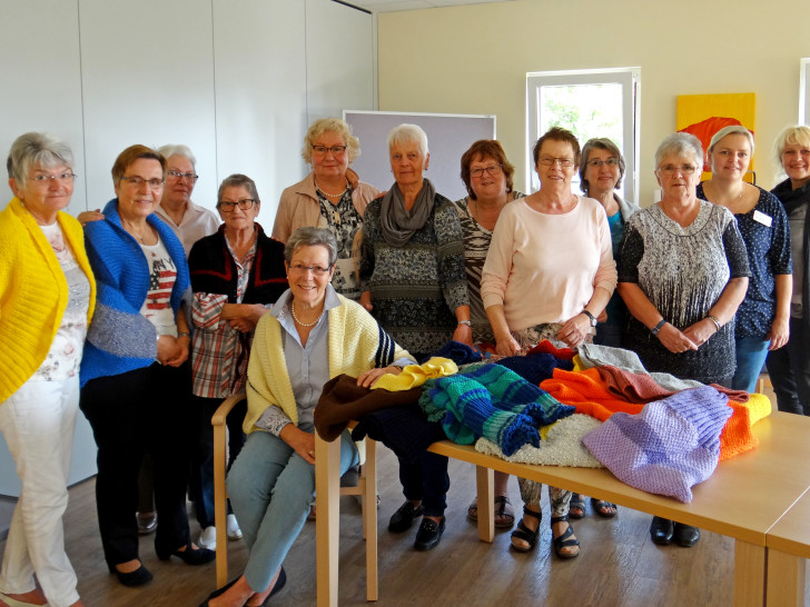 Die Strickdamen übergaben dem Hospiz 19 selbst gestrickte Seelenwärmer. Foto: Johanniter 