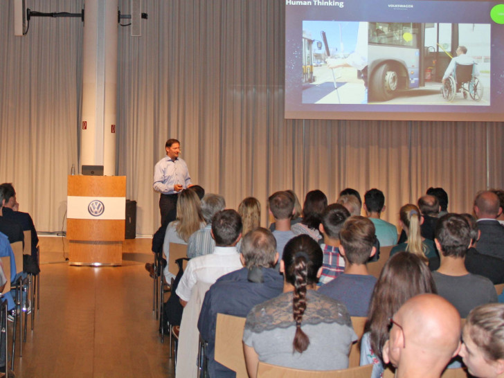 Zahlreiche Schüler nutzten die Gelgenheit sich über das duale Studium bei VW zu informieren. Foto: Agentur für Arbeit Helmstedt