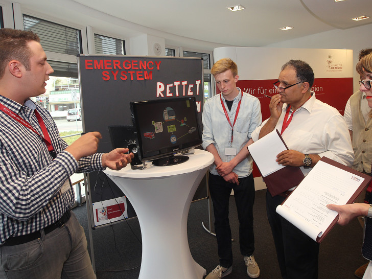 Auf den Projektmärkten im Mai testen die Schüler ihre Konzepte vor fachkundigem Publikum, hier zu sehen auf dem Projektmarkt 2016 in Braunschweig. Mit im Bild sind die Juroren Prof. Reza Asghari und Cordula Miosga (Bildnachweis: Allianz für die Region GmbH/Susanne Hübner)