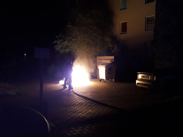 Wieder brannte ein Altpapier-Container. Die Polizei vermutet auch hier Brandstiftung. Fotos: Feuerwehr Wolfenbüttel