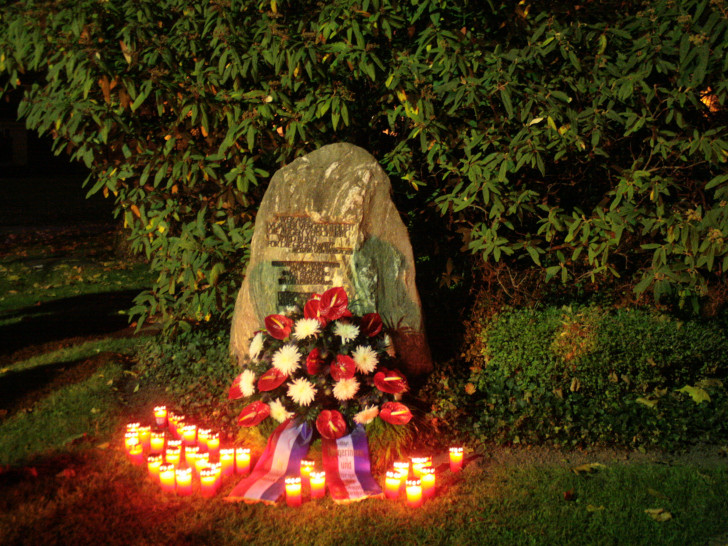 Jedes Jahr wird am Gedenkstein auf der Rasenfläche vor der HAB ein Kranz niedergelegt. So möchte man an das Geschehen in der Nacht zum 9. November 1939 erinnern. 
