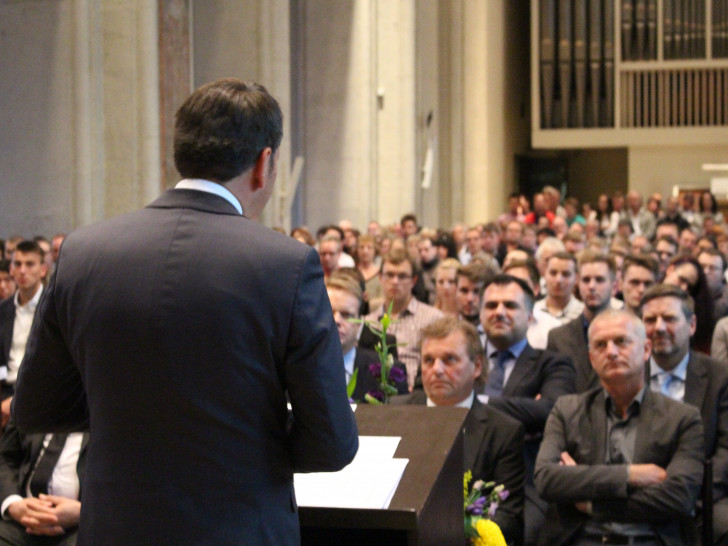 Minister Olaf Lies hält die Festansprache im gefüllten Braunschweiger Dom Fotos: Kai Baltzer 